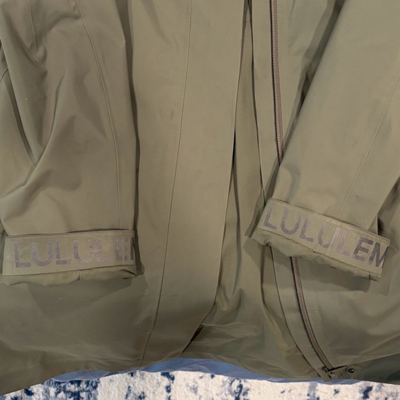 Lululemon Women’s Rain Rebel Jacket Size 12 - Picture 4 of 8